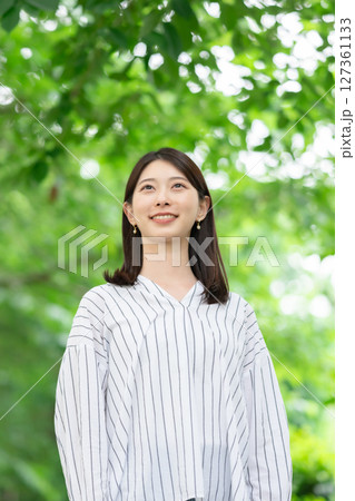 リラックスするビジネスウーマン 127361133