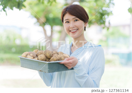 家庭菜園をする女性 127361134
