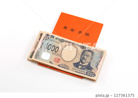 年金手帳と紙幣イメージ 年金手帳と紙幣イメージ 127361375
