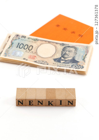 年金手帳と紙幣イメージ 127361378
