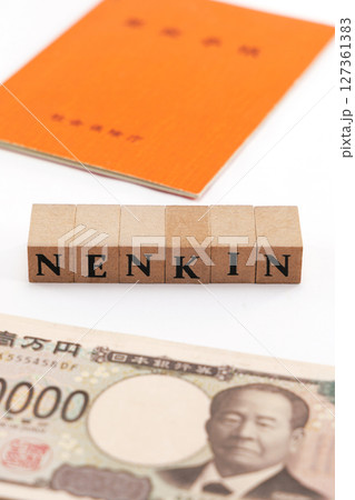 年金手帳と紙幣イメージ 年金手帳と紙幣イメージ 127361383