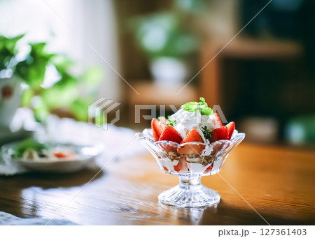カフェのフローズンヨーグルトのイメージ素材　ストロベリー　ブルーベリー 127361403