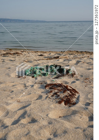 砂浜に打ち上げられたプラスチックごみ 127361972