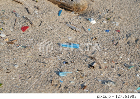 砂浜に打ち上げられたプラスチックごみ 127361985