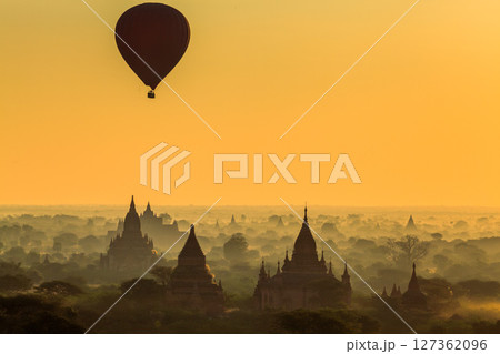 Balloon over plain of Bagan in misty morning, Myanmar 127362096