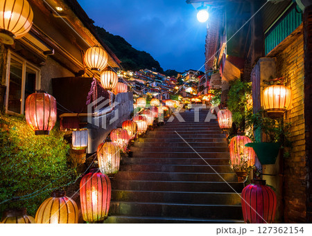 提灯と会談オリエンタル台湾九份風光明媚夜の美しい世界版画風イラスト 提灯と会談オリエンタル台湾九份風光明媚夜の美しい世界版画風イラスト 127362154