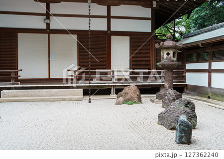 石清水八幡宮 書院石庭の石燈篭 石清水八幡宮 書院石庭の石燈篭 127362240