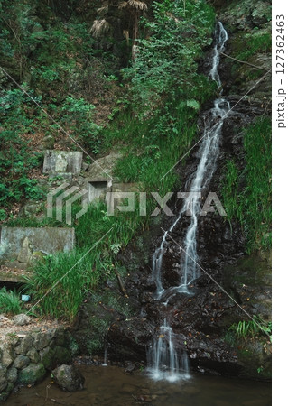 小さな滝　水無瀬の滝 127362463