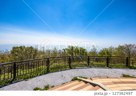 【新潟県_大佐渡スカイライン】佐渡全島を俯瞰できる大パノラマ、遠くには本土 127362497