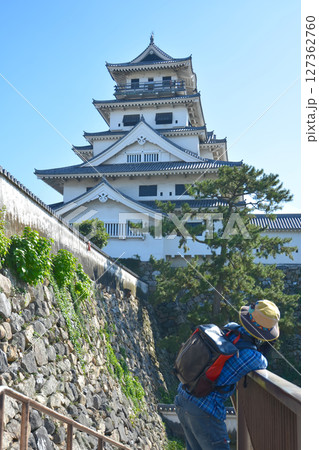 高松城天守閣をカメラで撮影する旅行者 高松城天守閣をカメラで撮影する旅行者 127362760