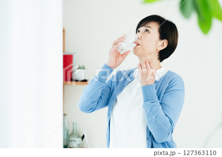 水を飲むミドル女性 127363110