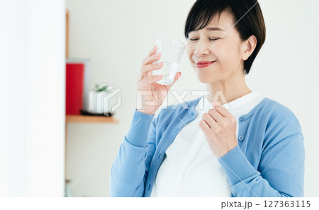水を飲むミドル女性 127363115
