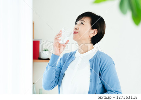 水を飲むミドル女性 水を飲むミドル女性 127363118