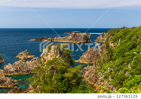 【新潟県_尖閣湾】幾万年の荒波の浸蝕で生まれた荒削りの断壁 春 127363129