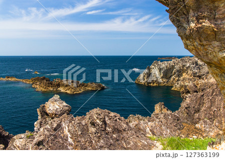 【新潟県_尖閣湾】幾万年の荒波の浸蝕で生まれた荒削りの断壁 春 127363199
