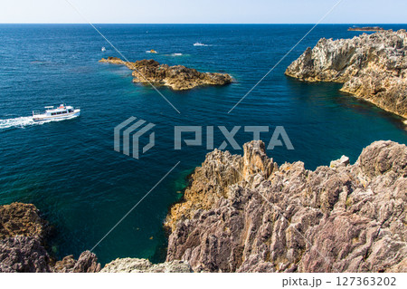 【新潟県_尖閣湾】幾万年の荒波の浸蝕で生まれた荒削りの断壁 春 127363202