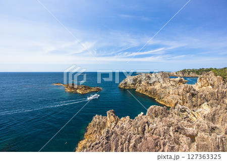 【新潟県_尖閣湾】幾万年の荒波の浸蝕で生まれた荒削りの断壁 春 127363325
