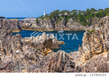 【新潟県_尖閣湾】幾万年の荒波の浸蝕で生まれた荒削りの断壁 春 127363331