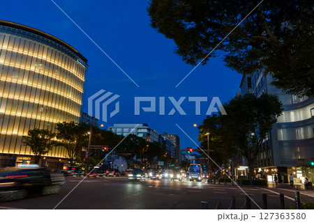 京都　夜の御池通り　御池交差点 127363580