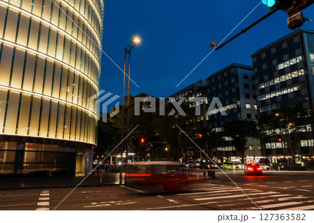京都　夜の御池通り　御池交差点 127363582