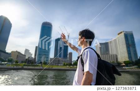 眩しい光と男性 127363871