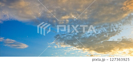夕暮れの雲と空 127363925