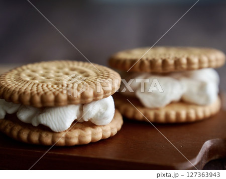 マシュマロをサンドしたクッキー マシュマロをサンドしたクッキー 127363943
