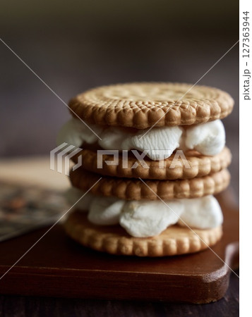 マシュマロをサンドしたクッキー 127363944