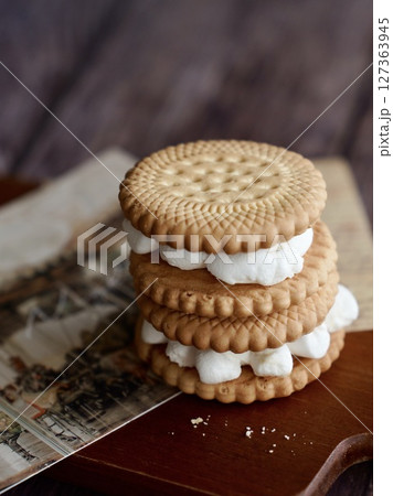 マシュマロをサンドしたクッキー 127363945