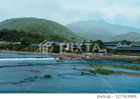 渡月橋から見る大堰川 127363989