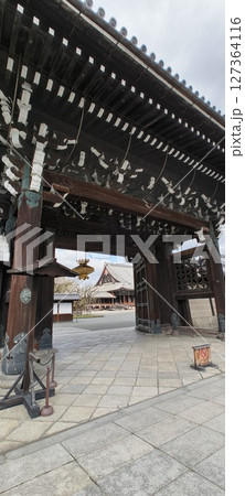 西本願寺の御影堂門から見える阿弥陀堂 127364116