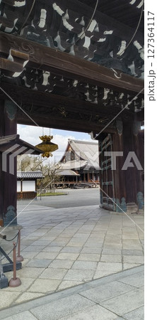 西本願寺の御影堂門から見える阿弥陀堂 西本願寺の御影堂門から見える阿弥陀堂 127364117