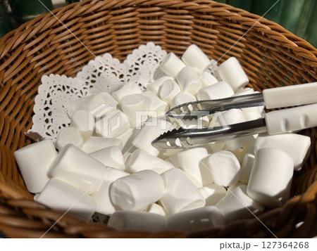 カゴに入ったマシュマロとトング カゴに入ったマシュマロとトング 127364268
