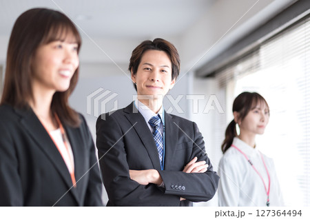腕組みする若いスーツ姿の男性 腕組みする若いスーツ姿の男性 127364494