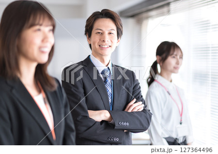 腕組みする若いスーツ姿の男性 腕組みする若いスーツ姿の男性 127364496
