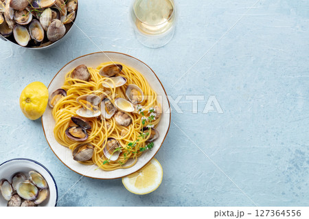 Vongole clams with spaghetti pasta, with white wine, overhead flat lay shot Vongole clams with spaghetti pasta, with white wine, overhead flat lay shot 127364556