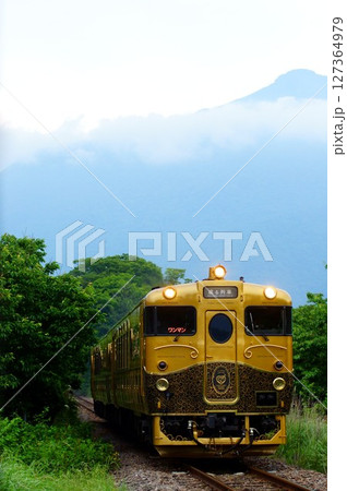 由布岳にたなびく雲と走る金色の観光列車 或る列車 127364979