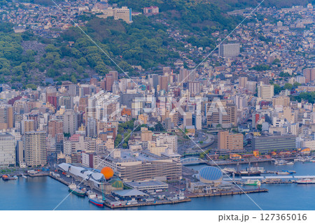 （長崎県）稲佐山山頂展望台から眺める長崎港と街並み　夕景 127365016