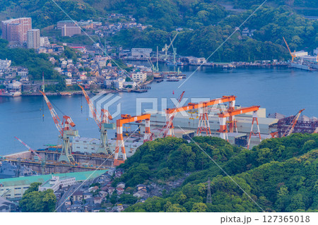 （長崎県）稲佐山山頂展望台から眺める長崎港と街並み　夕景 127365018