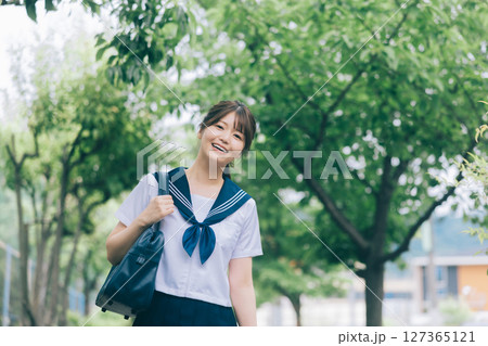 通学中の夏服の女子高生 通学中の夏服の女子高生 127365121