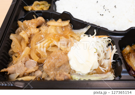 美味しいしょうが焼き中華弁当 127365154