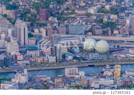 （長崎県）稲佐山山頂展望台から眺める長崎の街並み　夕景 127365161
