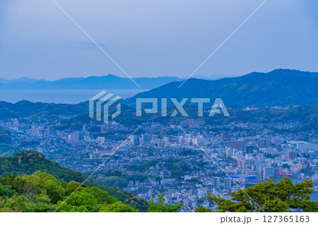 （長崎県）稲佐山山頂展望台から眺める長崎の街並み　夕景 127365163