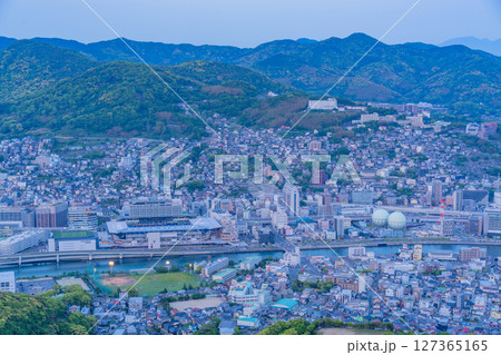 (長崎県)稲佐山山頂展望台から眺める長崎の街並み 夕景 (長崎県)稲佐山山頂展望台から眺める長崎の街並み 夕景 127365165