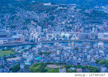 （長崎県）稲佐山山頂展望台から眺める長崎の街並み　夕景 127365167