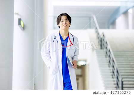 病院で働く若い医師 127365279