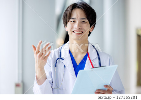 若い医師 127365281