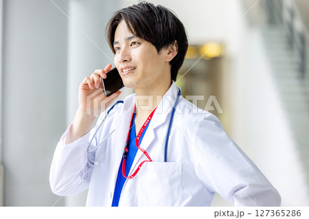 スマホを持つ医師 スマホを持つ医師 127365286