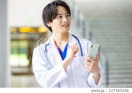 スマホを持つ医師 127365288