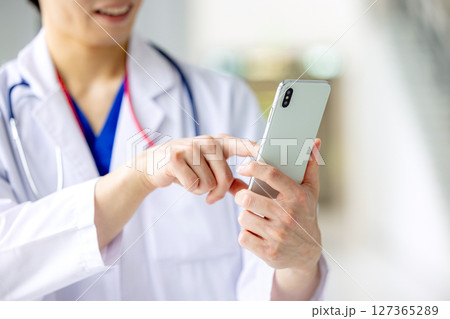 スマホを持つ医師 127365289
